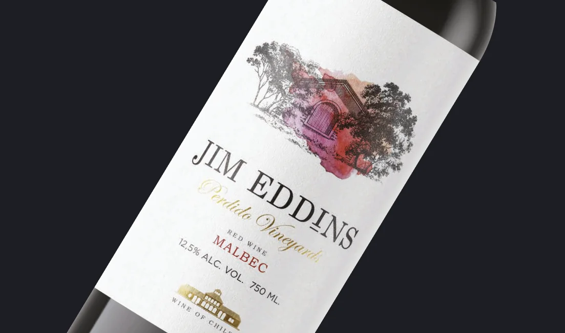 Detalle de la etiqueta Jim Eddins Malbec — ilustración de racimo acuarelado sobre etiqueta blanca