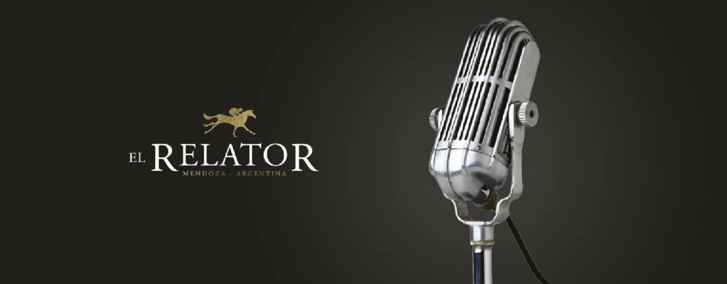 Logotipo El Relator Wines sobre fondo oscuro